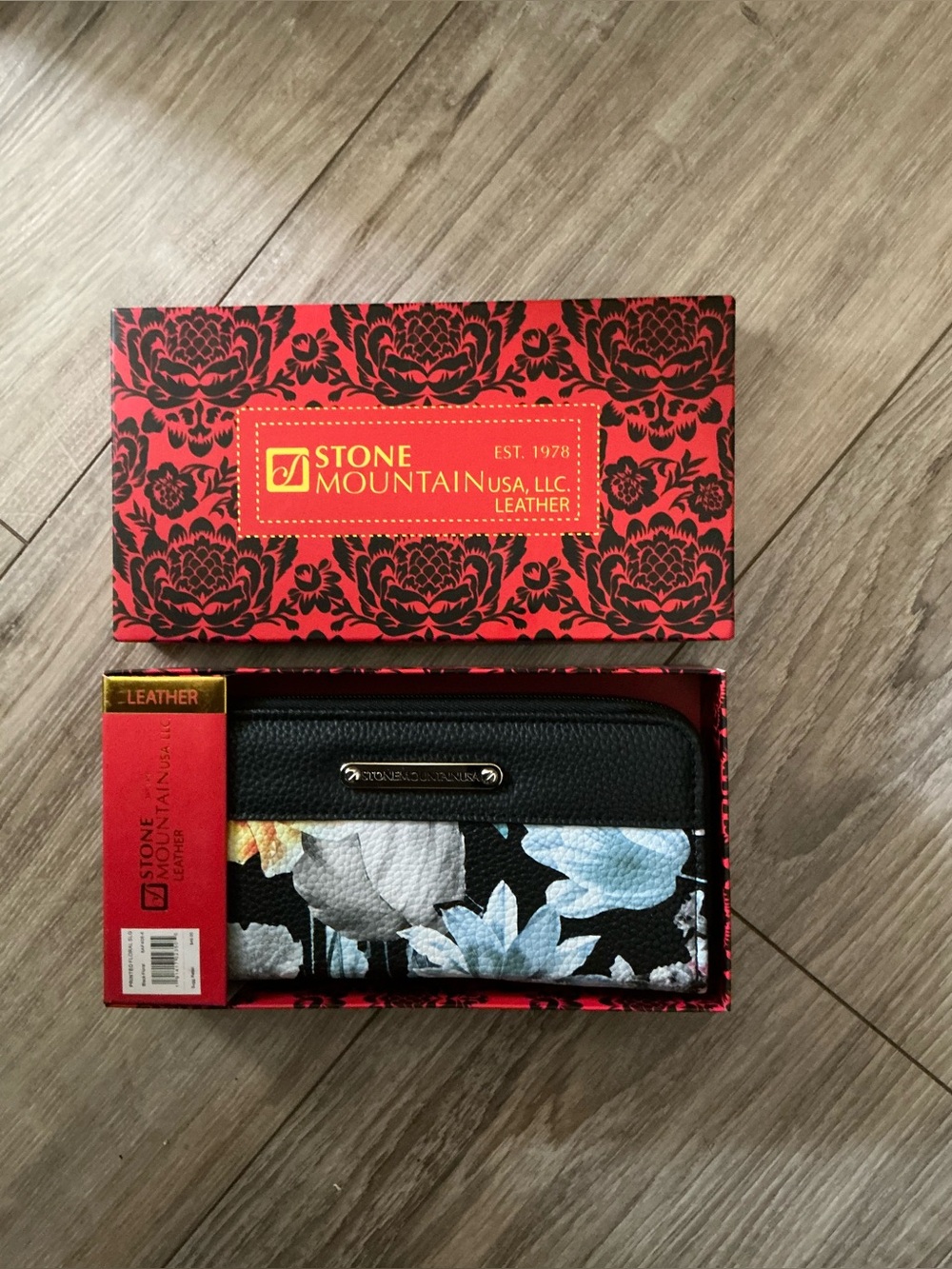 NWT Stone Mountain Leather Floral Wallet